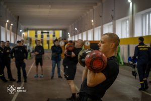 На змаганнях ДСНС з гирьового спорту визначили найсильніших рятувальників Києва (фото)