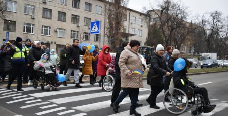 Біля центру реабілітації на Оболоні зробили безбар’єрний перехід через дорогу