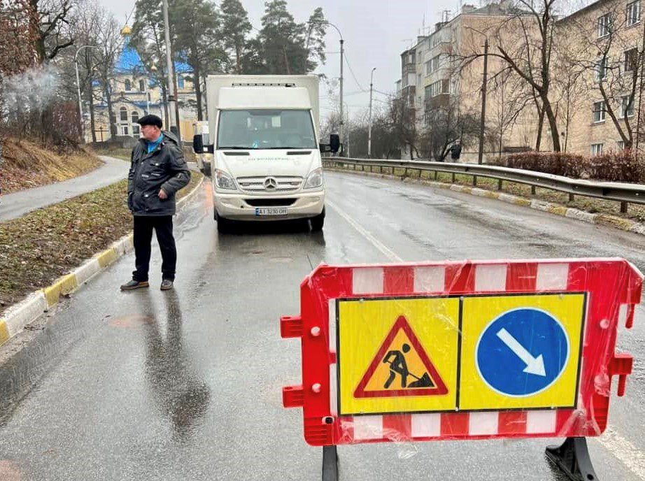 Обмеження руху в Бучі: ремонтують дорогу через аварію на колекторі Обмеження руху в Бучі: ремонтують дорогу через аварію на колекторі