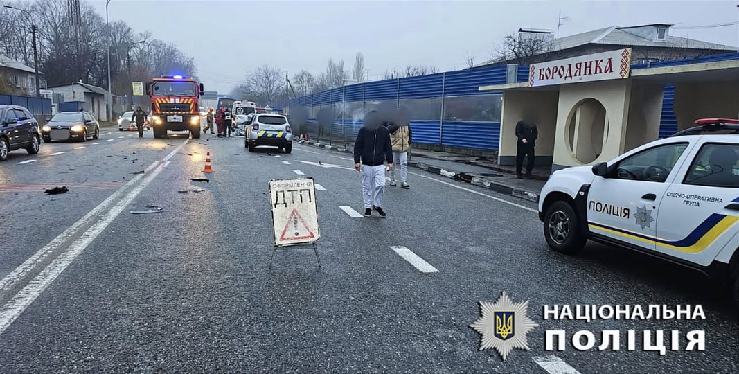 Смертельна ДТП: Поліція Київщини розслідує аварію на трасі Київ-Ковель Смертельна ДТП: Поліція Київщини розслідує аварію на трасі Київ-Ковель