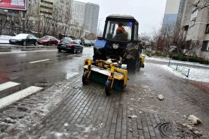 Ожеледиця у Києві: на дорогах працюють понад дві сотні снігоприбиральних машин