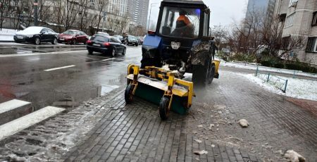 Ожеледиця у Києві: на дорогах працюють понад дві сотні снігоприбиральних машин