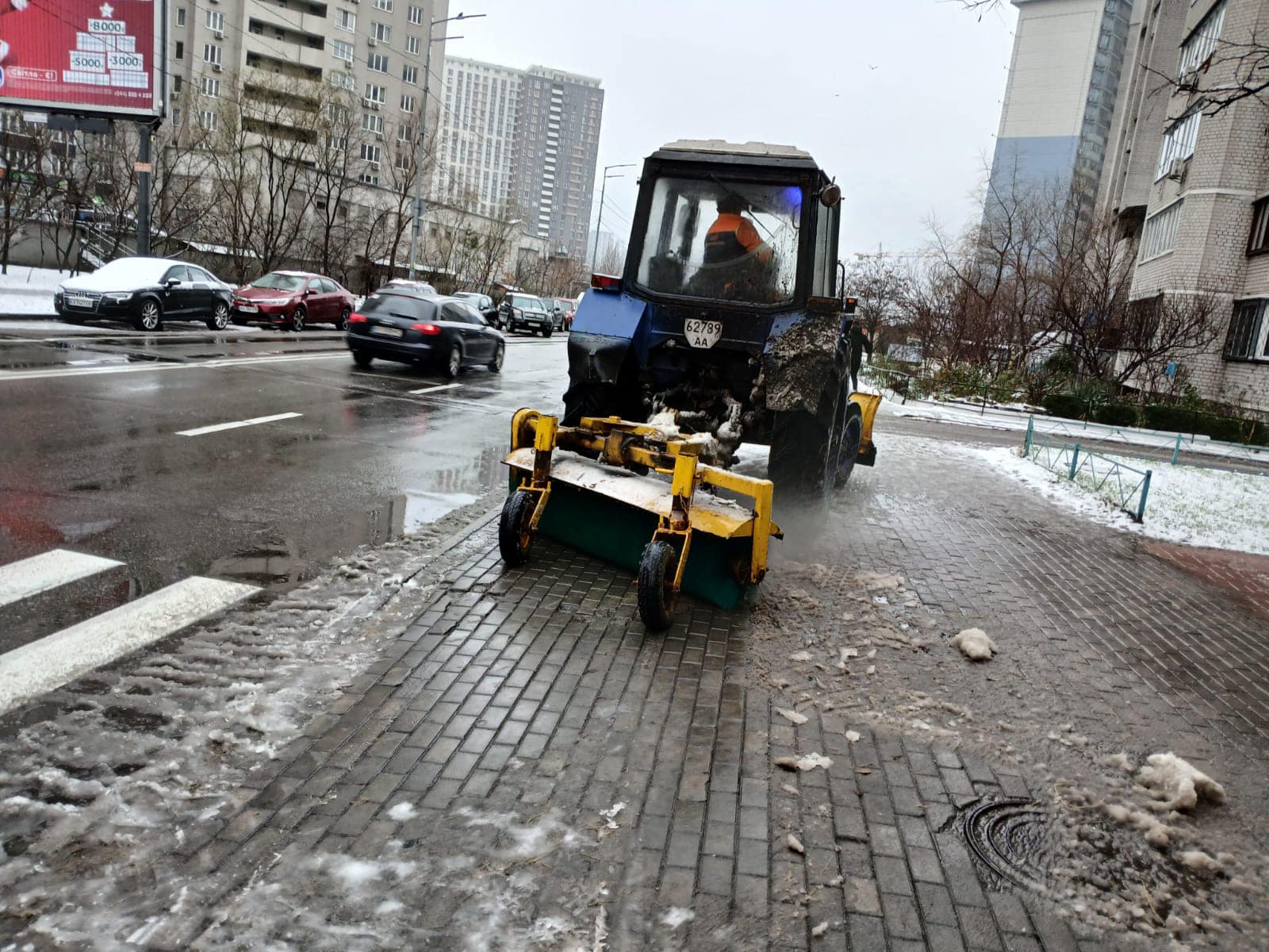 Ожеледиця у Києві: на дорогах працюють понад дві сотні снігоприбиральних машин