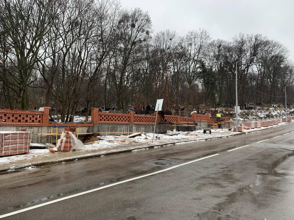 На місці зруйнованої частини паркану Байкового кладовища почали будівництво, - Перов