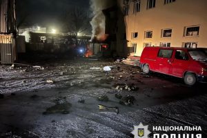 Нічна атака БпЛА: уламки впали в Дарницькому районі столиці, на Київщині пошкоджено адмінбудівлю, два склади та авто