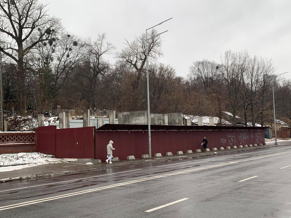 На місці зруйнованої частини паркану Байкового кладовища почали будівництво, - Перов