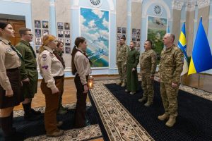 Пластуни передали Вифлеємський вогонь українським захисникам і захисницям на передову