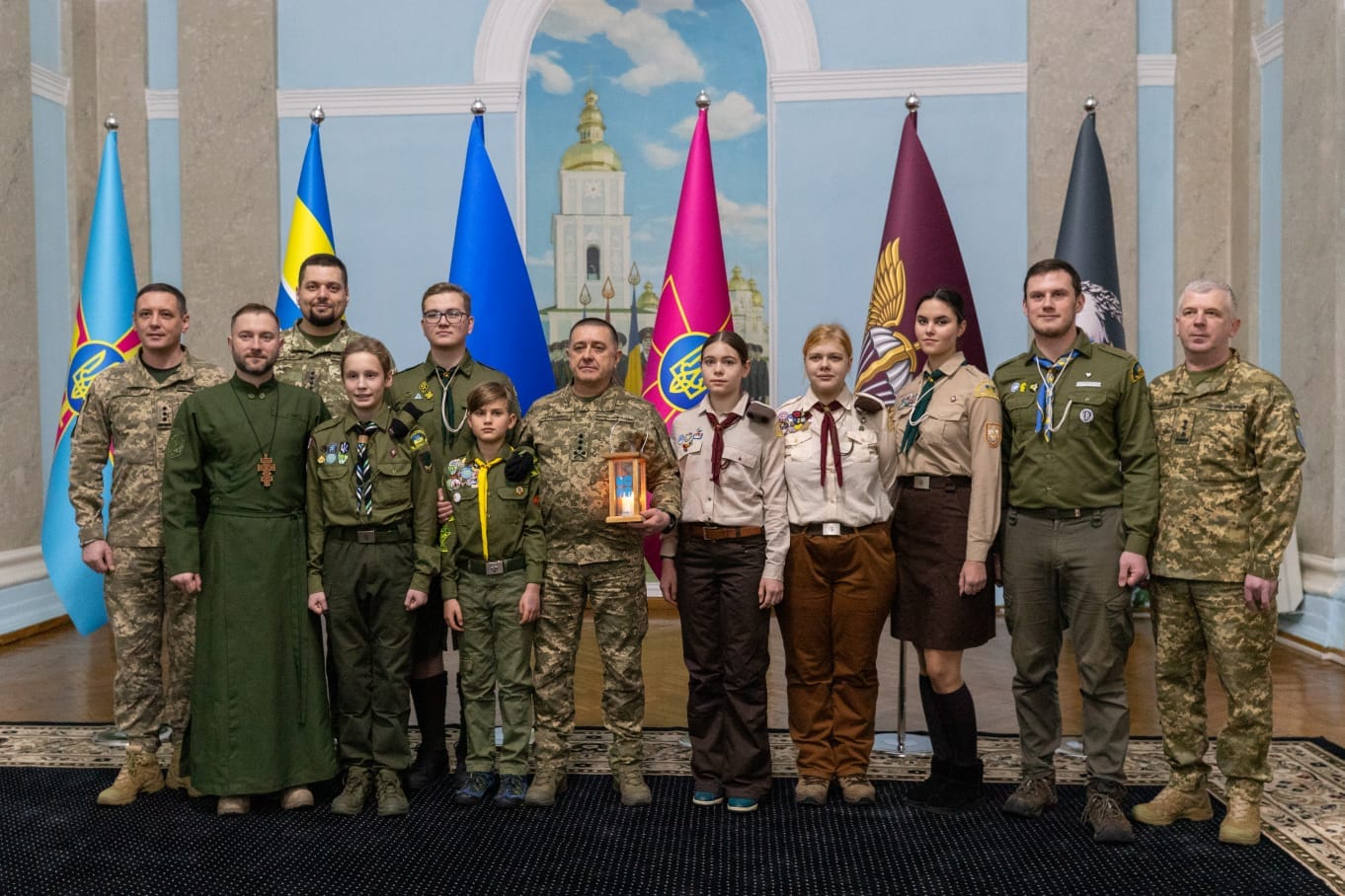 Пластуни передали Вифлеємський вогонь українським захисникам і захисницям на передову