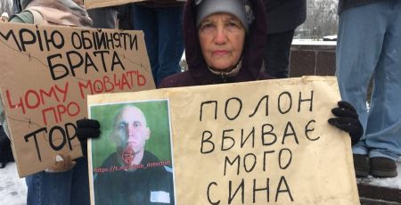 "Не мовчи! Полон вбиває": біля станції метро Дорогожичі у Києві провели акцію-нагадування на підтримку полонених (фото)