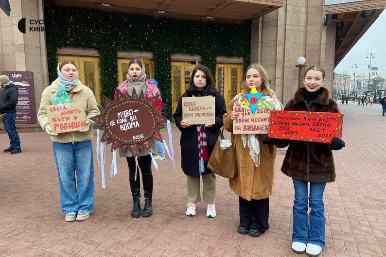 "Не мовчи! Полон вбиває": у центрі Києві провели акцію-нагадування на підтримку полонених