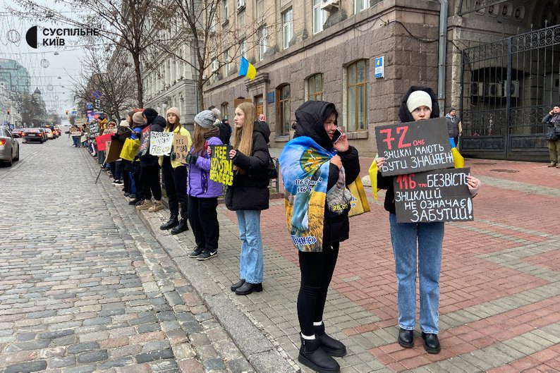 "Не мовчи! Полон вбиває": у центрі Києва провели акцію-нагадування на підтримку полонених