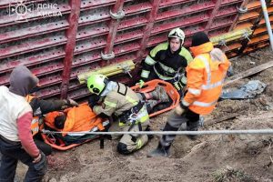 У Шевченківському районі рятувальники визволили чоловіка з 4-метрового котловану