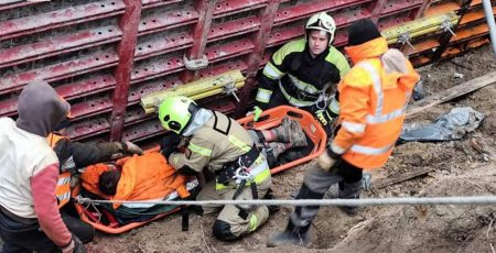 У Шевченківському районі рятувальники визволили чоловіка з 4-метрового котловану