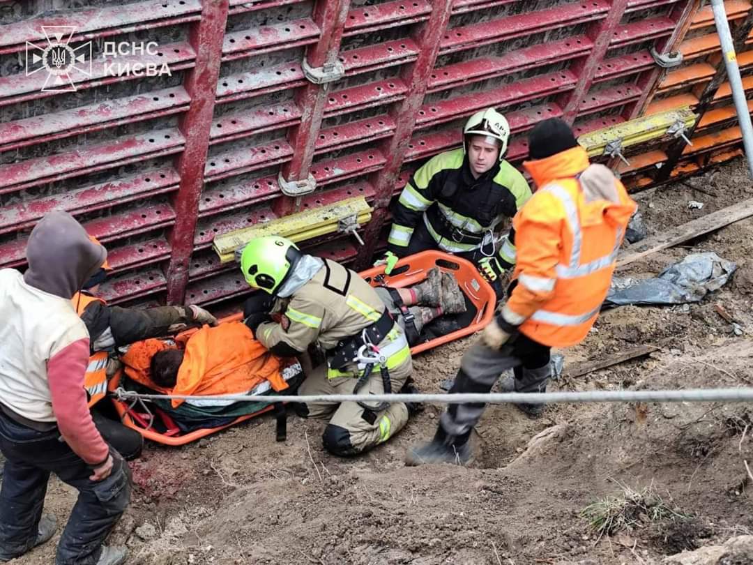 У Шевченківському районі рятувальники визволили чоловіка з 4-метрового котловану