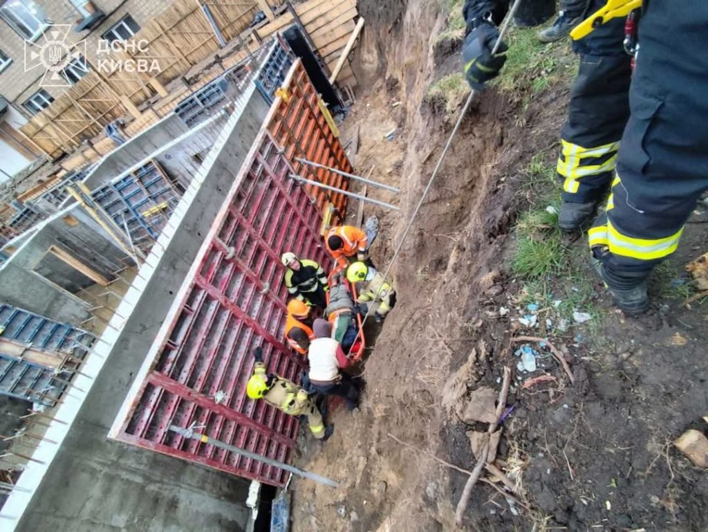 У Шевченківському районі рятувальники визволили чоловіка з 4-метрового котловану