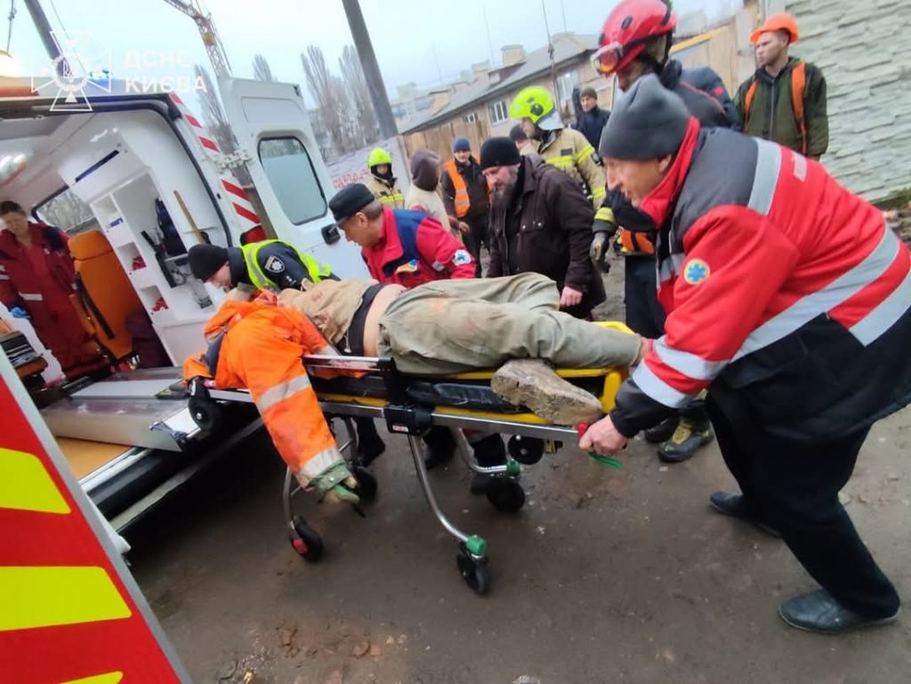 У Шевченківському районі рятувальники визволили чоловіка з 4-метрового котловану