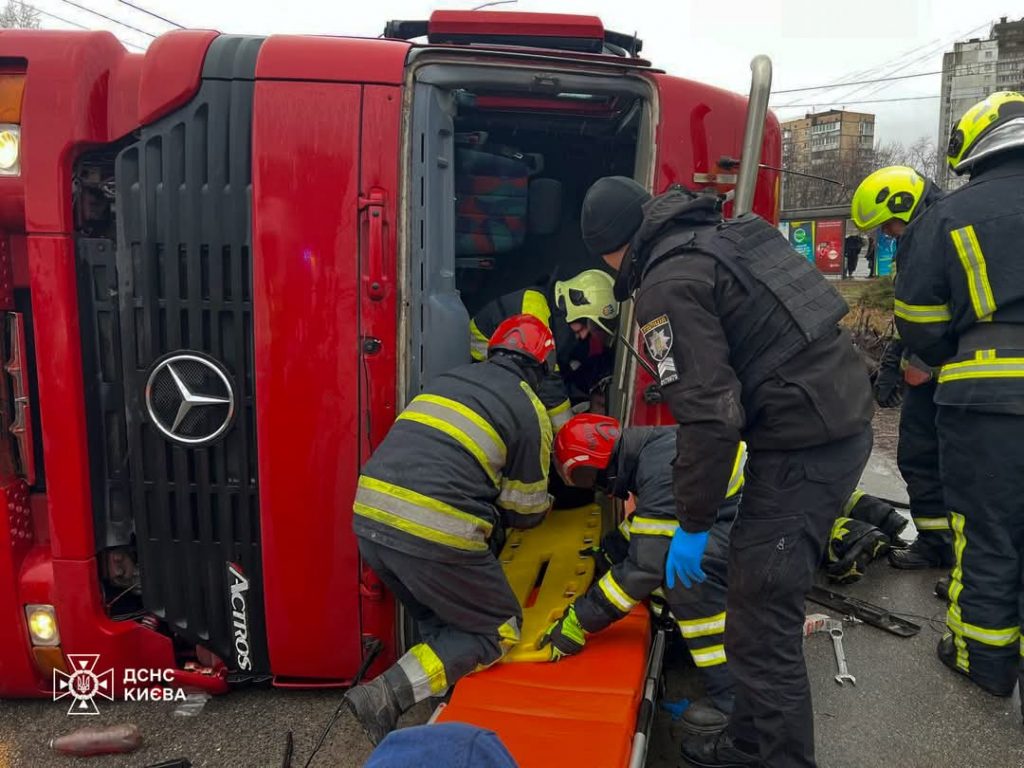 У Голосіївському районі рятувальники деблокували постраждалих з вантажівки, яка перекинулась