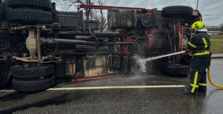 У Голосіївському районі рятувальники деблокували постраждалих з вантажівки, яка перекинулась