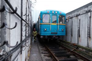 Рятувальники ДСНС провели масштабні навчання в електродепо київського метро (фото)