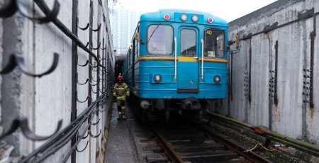 Рятувальники ДСНС провели масштабні навчання в електродепо київського метро (фото)