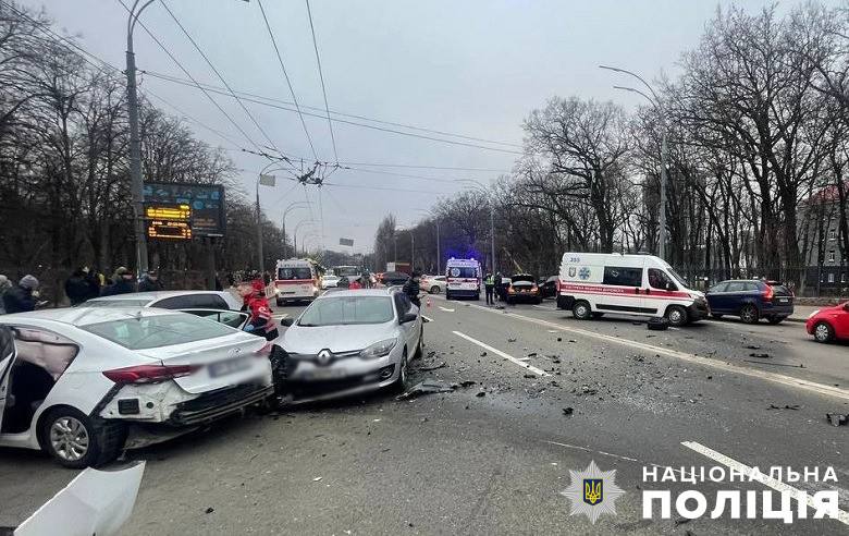 На столичному проспекті Повітряних Сил в автотрощі постраждало троє людей (фото)