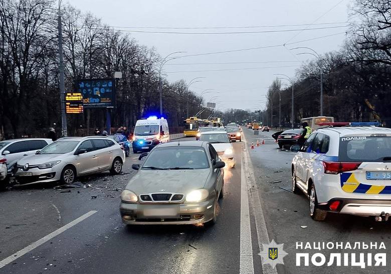 На столичному проспекті Повітряних Сил в автотрощі постраждало троє людей (фото)