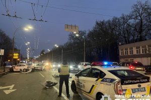 На столичному проспекті Повітряних Сил в автотрощі постраждало троє людей (фото)