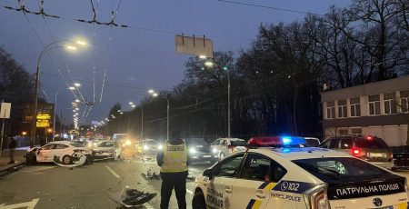 На столичному проспекті Повітряних Сил в автотрощі постраждало троє людей (фото)