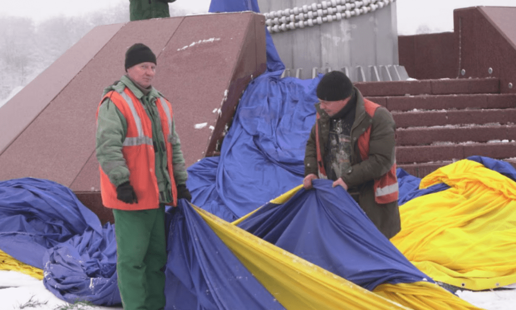 Сильний вітер пошкодив головний прапор країни (фото) Сильний вітер пошкодив головний прапор країни