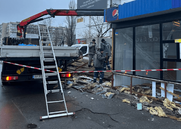 Під час демонтажу на Оболоні виявилось, що окремі МАФи стали місцем зимівлі їжачків (фото)