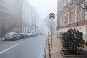 Столичних водіїв попереджають про слабку видимість через туман