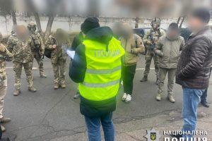 На Київщині викрито військового і чотирьох спільників, які вивозили бойові «трофеї» з фронту