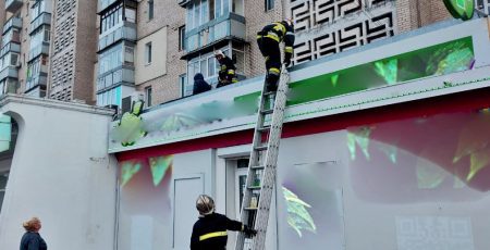 На Київщині пенсіонерка випала з 4-го поверху житлового будинку на дах аптеки (фото)