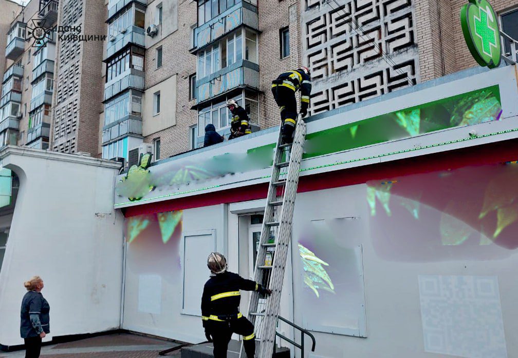 На Київщині пенсіонерка випала з 4-го поверху житлового будинку на дах аптеки (фото)