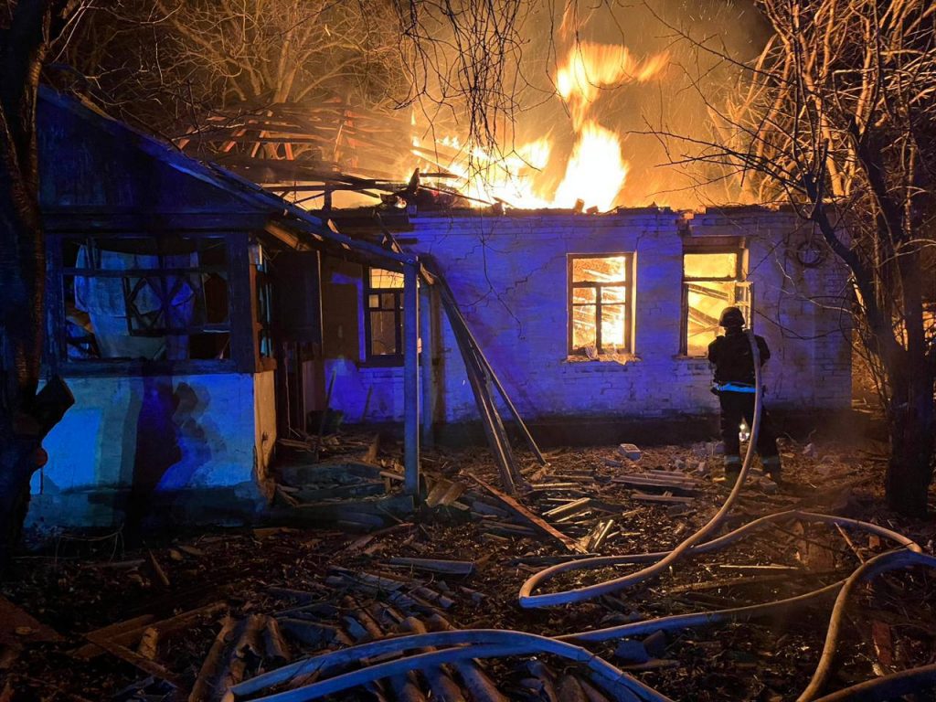 На Київщині внаслідок ворожої атаки БпЛА згорів музей ретро-автомобілів (фото)