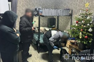 Правоохоронці викрили злочинне угруповання, яке налагодило наркотрафік до Київського СІЗО (фото, відео)