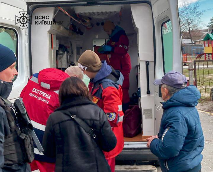 В Ірпені пенсіонерка випала з 4-го поверху житлового будинку на дах аптеки (фото)