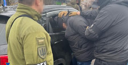 Столичного податківця затримали за вимагання хабаря у 20 тисяч доларів