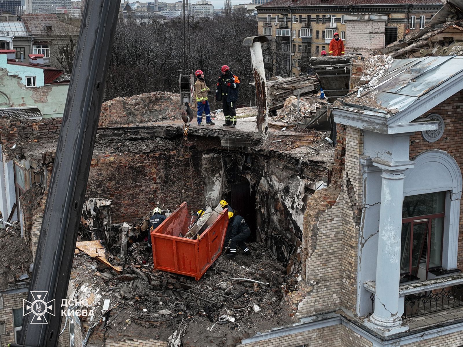 У Києві на Печерську рятувальники завершили розбір завалів на місці удару 1 січня