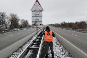 На Київщині за добу на обробку автошляхів використали майже 1300 тонн протиожеледних матеріалів