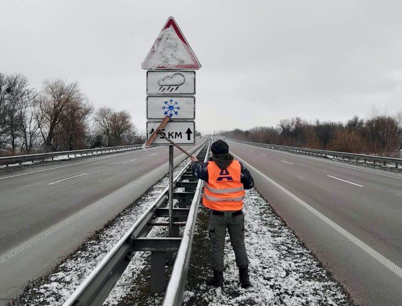 На Київщині за добу на обробку автошляхів використали майже 1300 тонн протиожеледних матеріалів