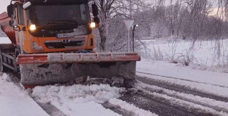 Дороги Києва та області чистять від снігу понад чотири сотні одиниць спецтехніки