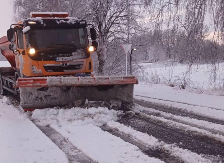 Дороги Києва та області чистять від снігу понад чотири сотні одиниць спецтехніки