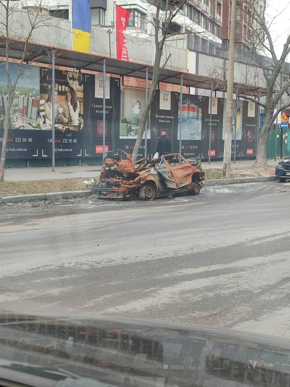 У Києві з вулиць почали прибирати згорілі внаслідок ворожих обстрілів автомобілі (відео)