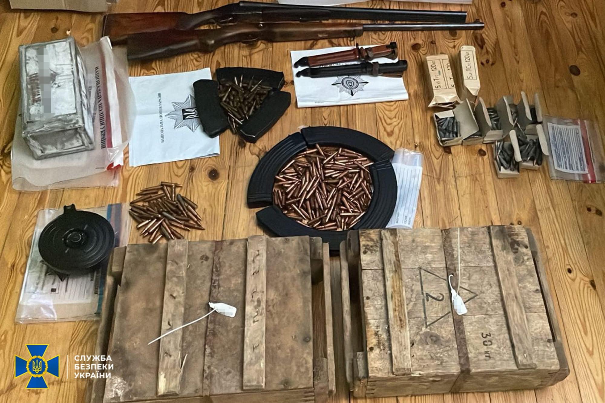 На Київщині та ще у 3-х регіонах перекрили канали збуту трофейної зброї і боєприпасів (фото)