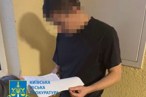 Посадовця КО “Київзеленбуд” підозрюють у розтраті майже 900 тисяч гривень на ремонті підпірної стінки у парку «Позняки»