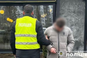 У Києві затримали ексадвоката, який за 6 тисяч доларів обіцяв ухилянтам роботу в міжнародній організації та виїзд до ЄС