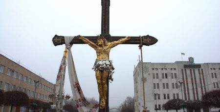 У Броварах експонують унікальний «Хрест Миру» зі снарядних уламків