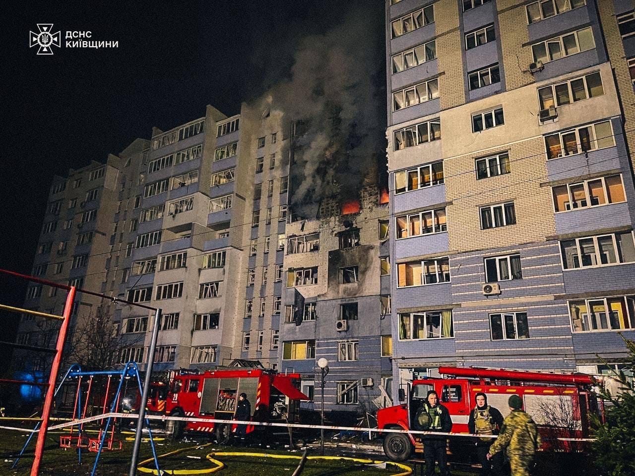 Щонайменше 3 людини загинуло внаслідок ворожої атаки на Київщині (фото, відео)