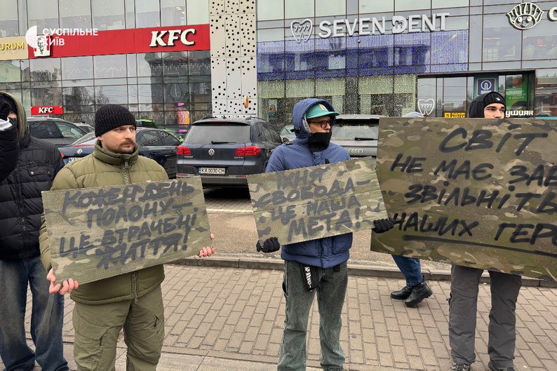 "Не мовчи! Полон вбиває": на Берестейському проспекті провели акцію на підтримку військовополонених